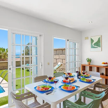 By Villa Costa Adeje (Tenerife)